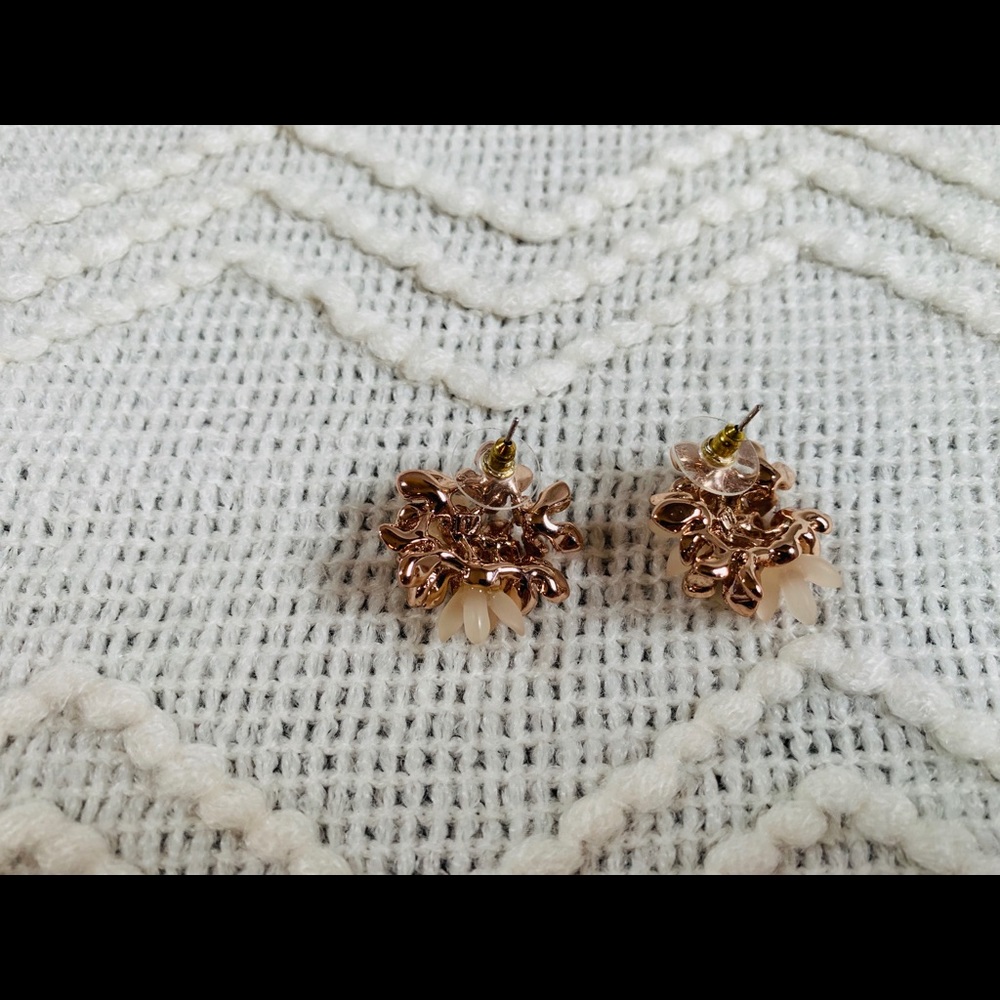 Floral daisy earrings - Picture 2 of 3